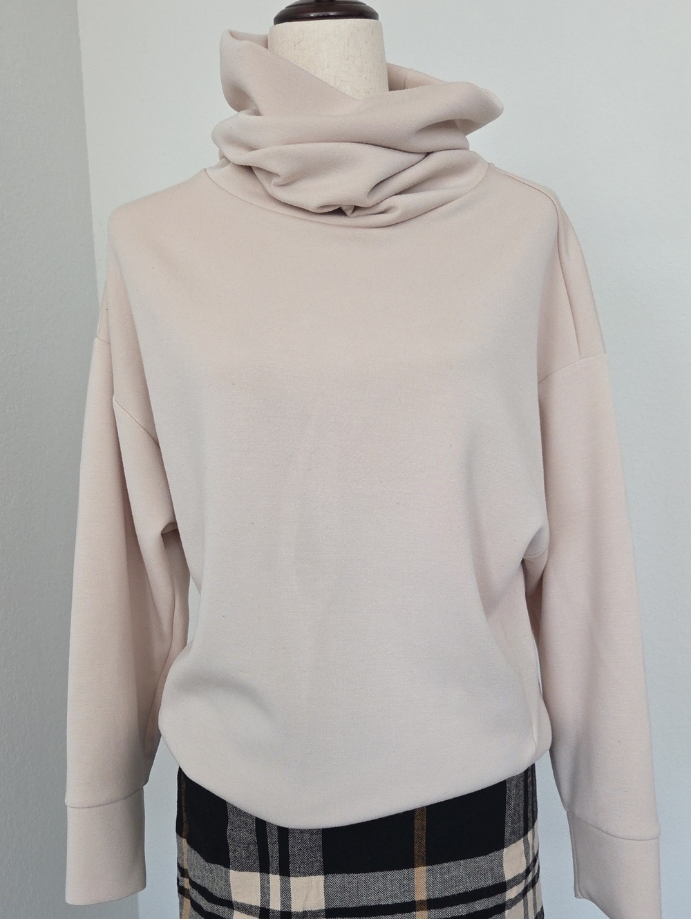Women's Cream Cowl Neck Sweater Cable And Gauge Medium Cropped Sweatshirt Top
